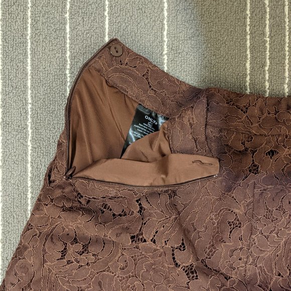 ONLY - cropped lace pants with zipper BNWT - Picture 4 of 8